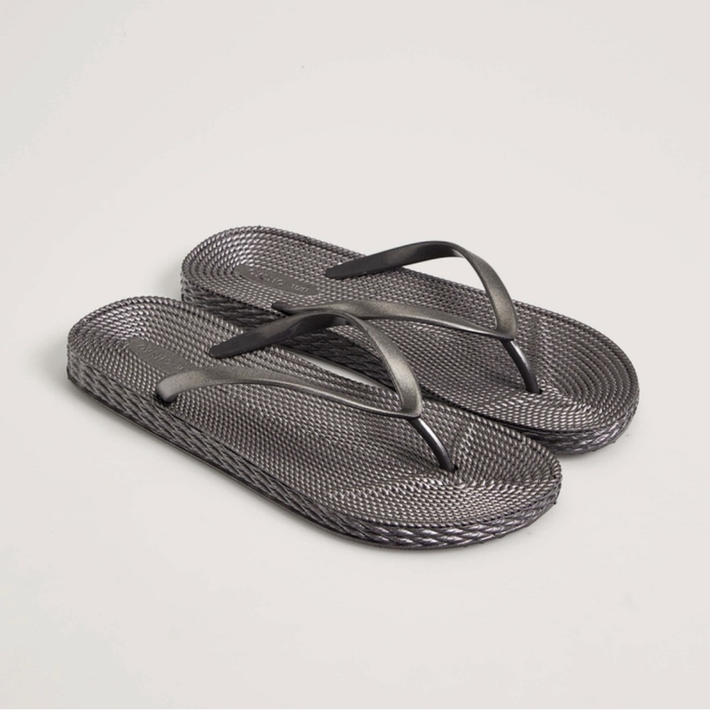 OYSHO Silver Textured beach sandals